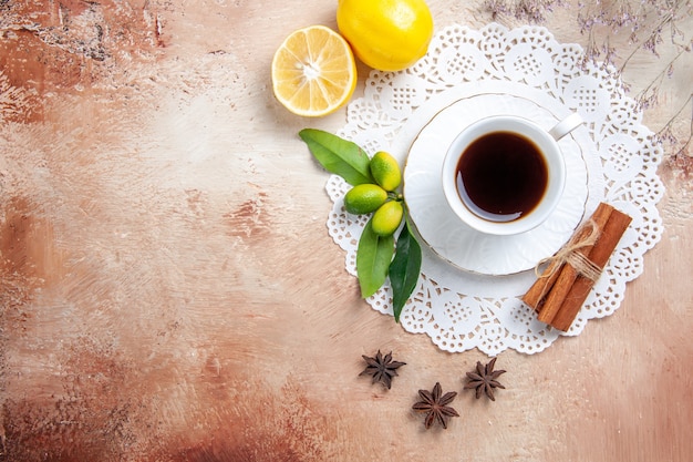 Una tazza di caffè su sfondo colorato