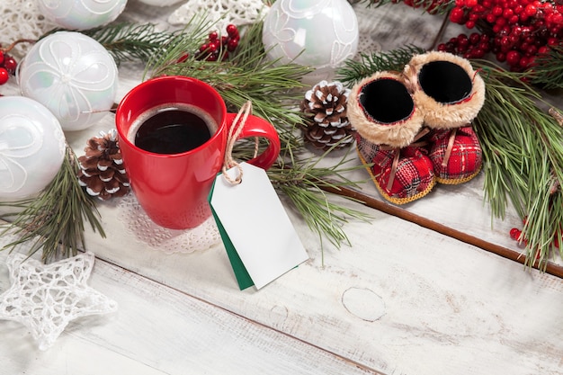 Una tazza di caffè sul tavolo di legno