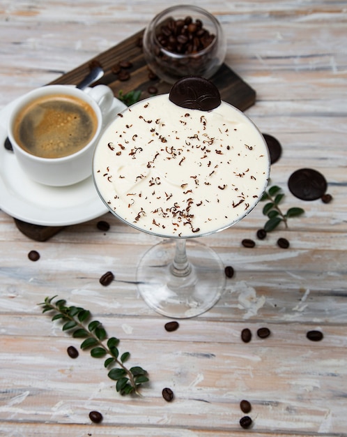 Una tazza di caffè, un espresso con scossa di latte, un cocktail alla crema di vaniglia, decorato con gocce di cioccolato.