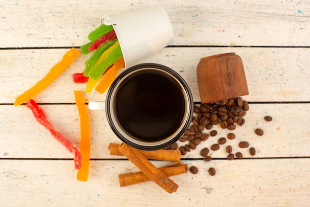 Una tazza di caffè vista dall'alto con semi di caffè marroni freschi e marmellata colorata
