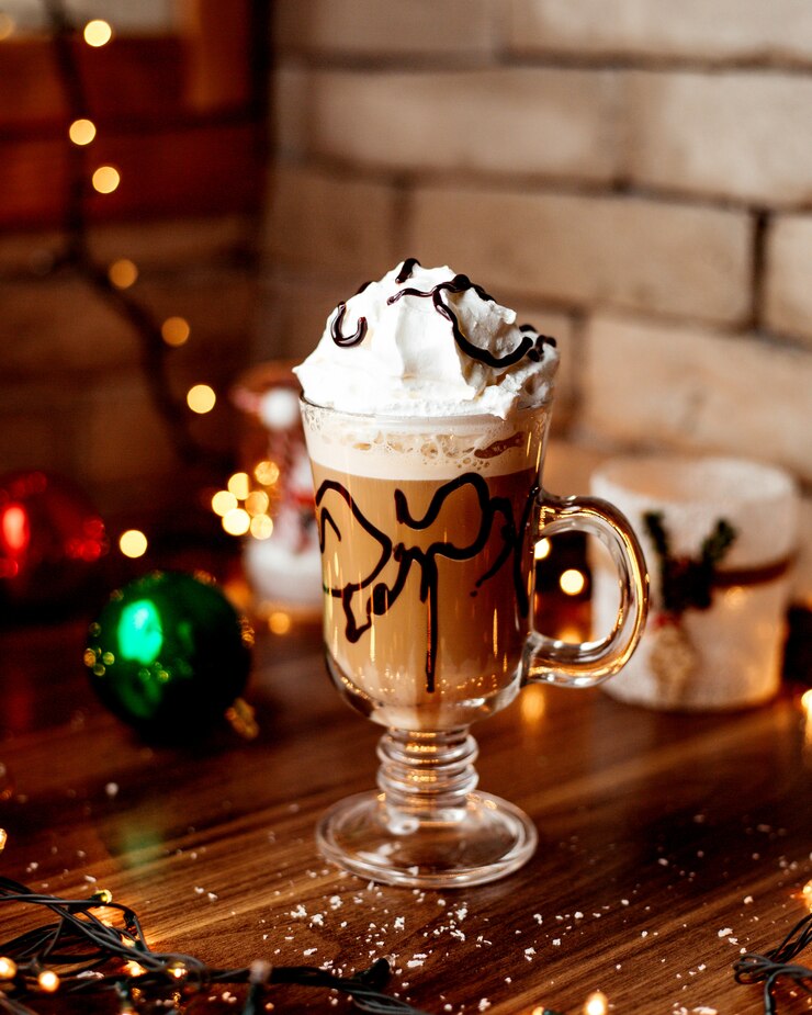Foto gratuito una tazza di latte caldo con sciroppo di cioccolato e crema