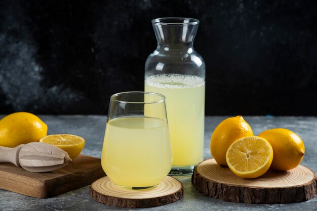 Una tazza di succo di limone su tavola di legno.