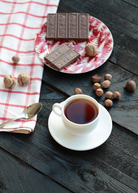 Una tazza di tè e una barretta di cioccolato amaro. Vista dall'alto.