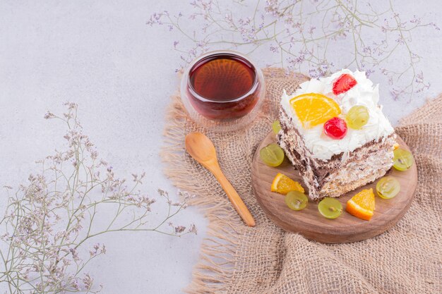 Una tazza di tè Earl Grey con una fetta di torta alla frutta