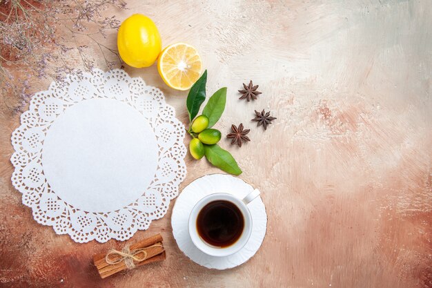 Una tazza di tè, tè nero, limone, tovagliolo