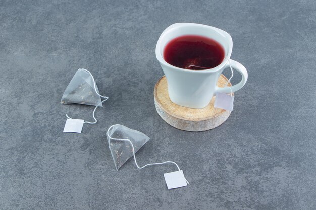 Una tazza di vetro di tè al cinorrodo su marmo.