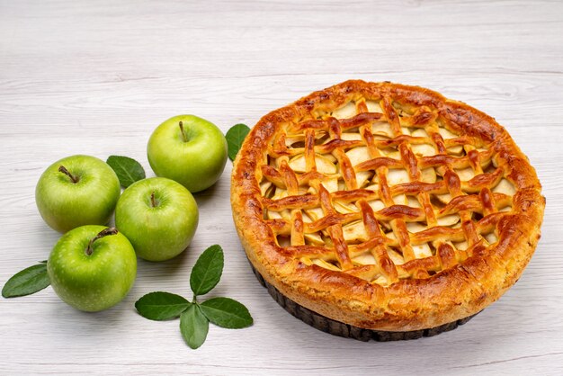 Una torta di frutta vista dall'alto rotonda deliziosa con frutta biscotto torta di mele