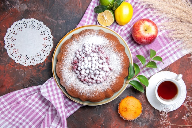 una torta una tazza di tè una torta limoni sulla tovaglia cupcake alle mele centrino di pizzo