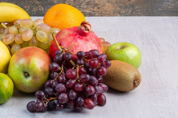 Una varietà di frutta fresca, sul marmo.