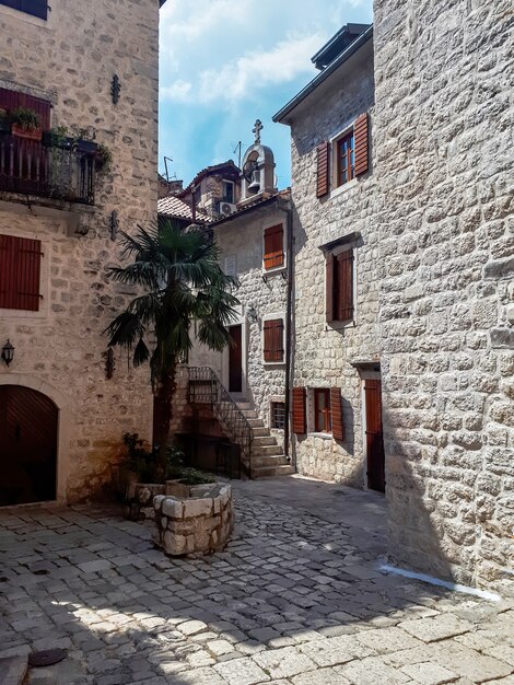 Una vecchia strada di Kotor, Montenegro