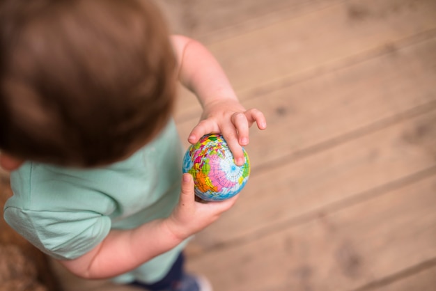 Una visione elevata del ragazzo guardando palla globo