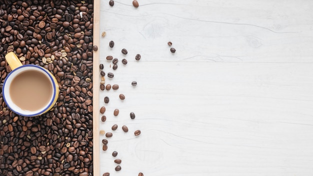 Una vista aerea di chicchi di caffè tostato e tazza di caffè