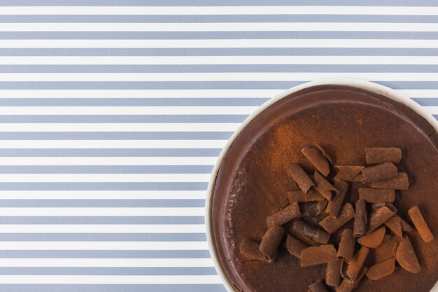 Una vista aerea di torta al cioccolato su sfondo a strisce