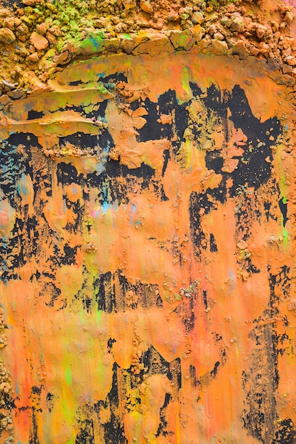 Una vista aerea di una polvere di holi arancione su sfondo