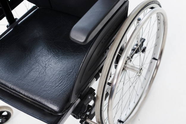 Una vista aerea di una sedia a rotelle su sfondo bianco