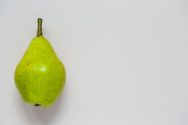 Una vista ambientale della frutta verde della pera isolata su fondo bianco