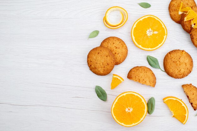 Una vista dall'alto biscotti aromatizzati all'arancia con fette d'arancia fresche biscotti biscotto alla frutta