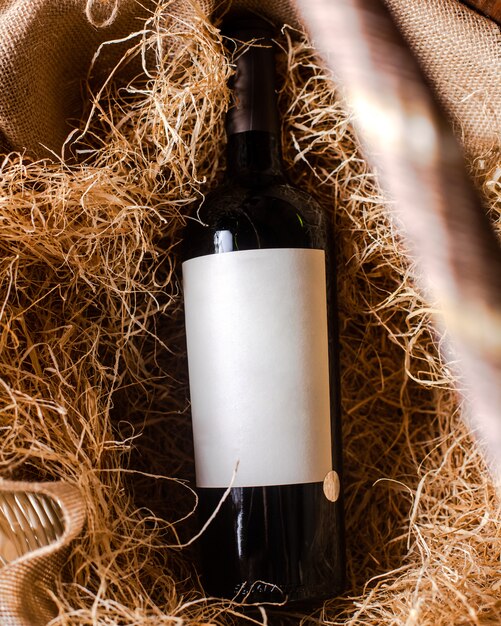 Una vista dall'alto bottiglia di vino rosso di vino rosso sul fieno