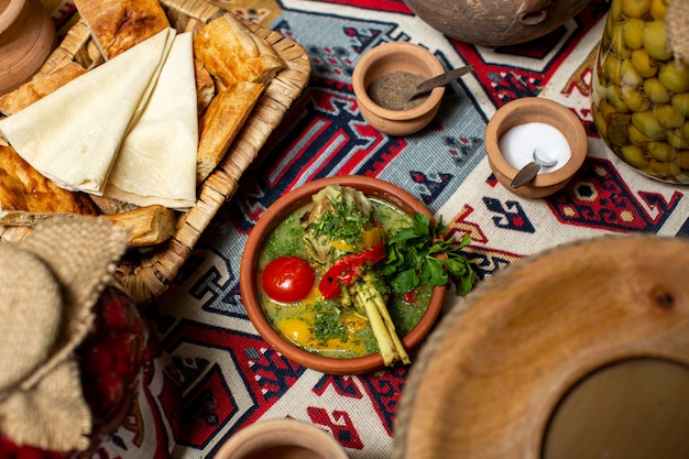 Una vista dall'alto calda gustosa zuppa di verdure e carne con il pane