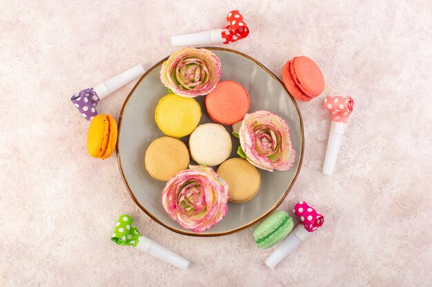 Una vista dall'alto colorati macarons francesi sul dolce biscotto torta di zucchero da scrivania rosa