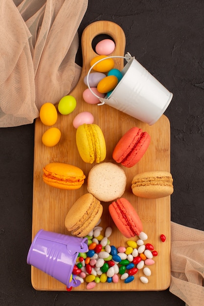 Una vista dall'alto colorato macarons francesi con caramelle squisite