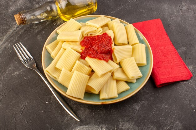 Una vista dall'alto cotta pasta italiana con salsa di pomodoro all'interno del piatto piatto