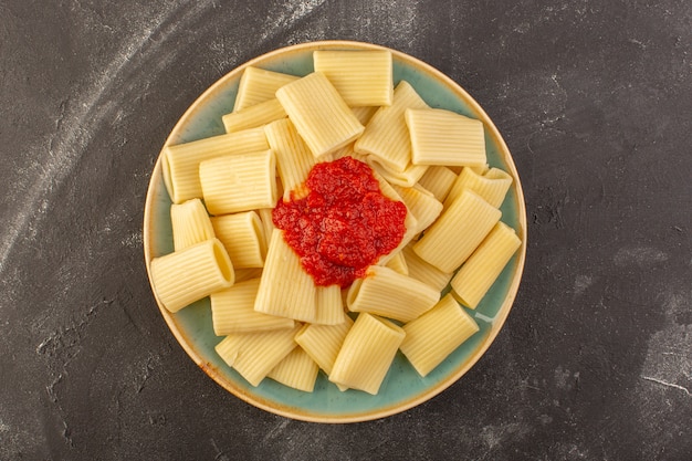 Una vista dall'alto cotta pasta italiana con salsa di pomodoro all'interno del piatto