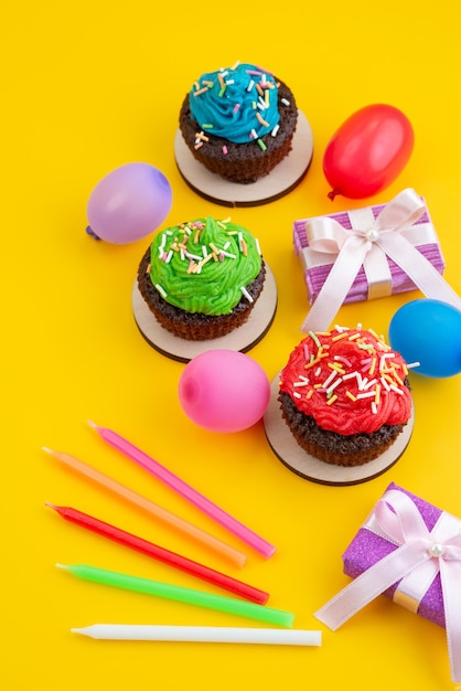 Una vista dall'alto deliziosi brownies a base di cioccolato insieme a caramelle e palline di colore giallo, torta di caramelle biscotto