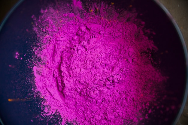 Una vista dall&#39;alto di polvere di colore rosa all&#39;interno della ciotola