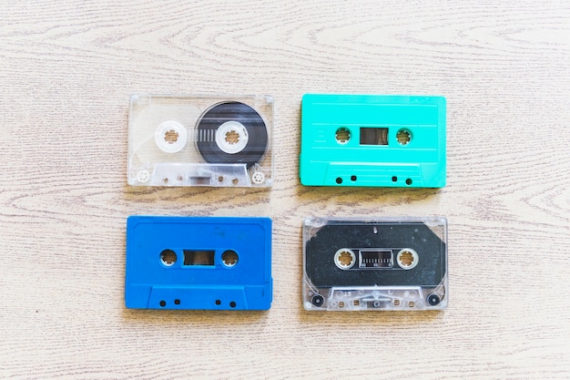 Una vista dall&#39;alto di trasparente; cassette blu e turchese colorate su fondo di legno
