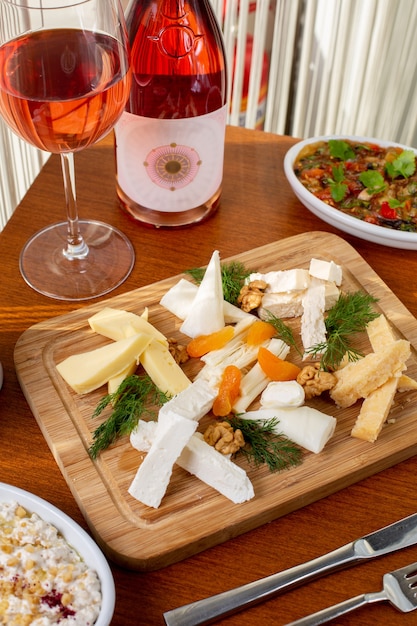 Una vista dall'alto formaggio bianco con verdure e vino sulla colazione pasto pasto tavola