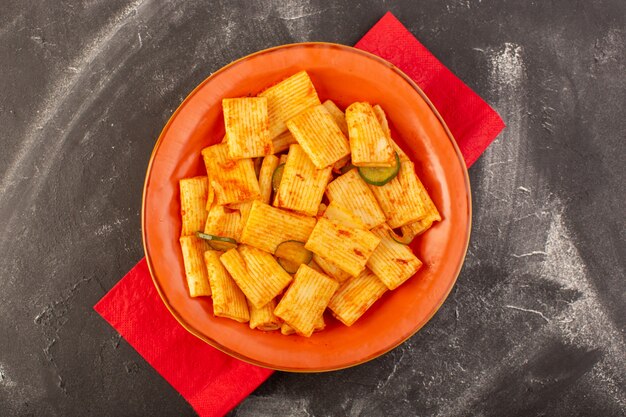 Una vista dall'alto ha cucinato la pasta italiana con salsa di pomodoro e cetriolo all'interno del piatto