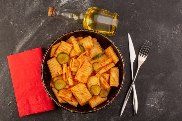 Una vista dall'alto ha cucinato la pasta italiana con salsa di pomodoro e cetriolo all'interno della padella