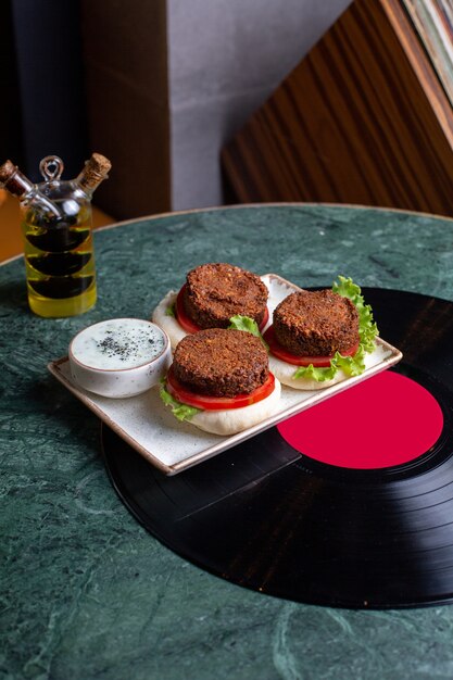 Una vista dall'alto hamburger di carne sul tavolo verde cibo pasto fast-food sandwich