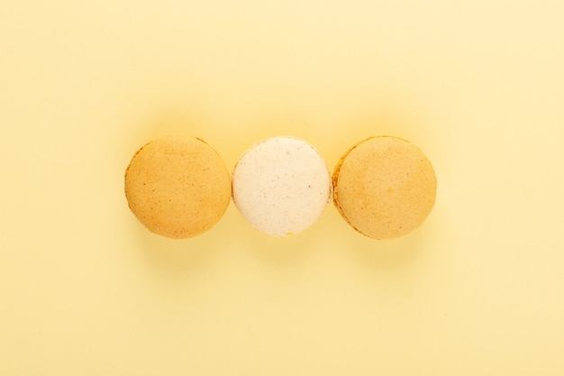 Una vista dall'alto macarons colorati