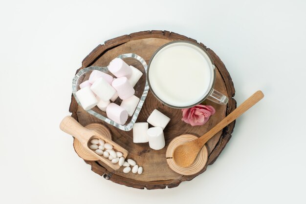 Una vista dall'alto marshmallow e latte in legno marrone e bianco, caramelle di zucchero