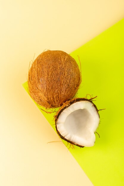 Una vista dall'alto noci di cocco intero latteo fresco morbido isolato sul color crema-pistacchio