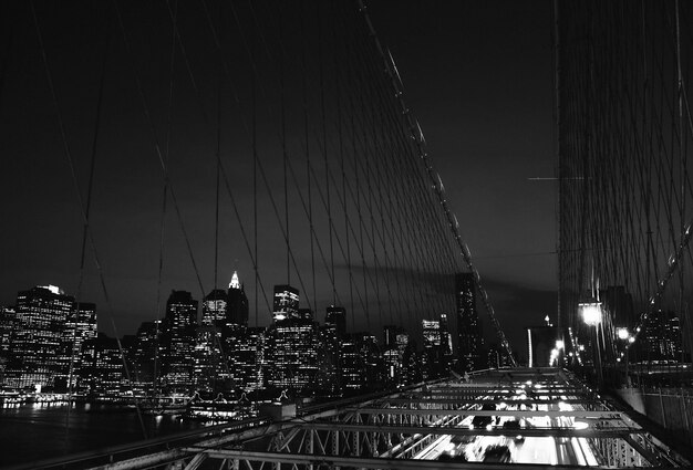 Una vista della città di New York di notte