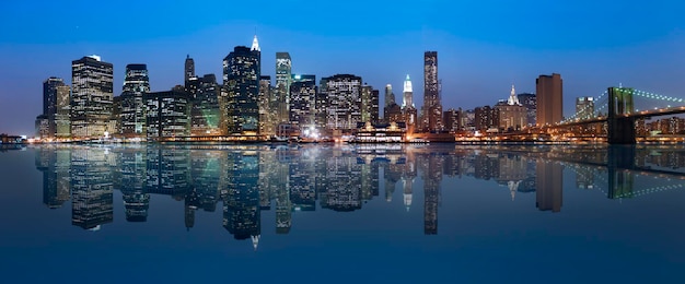 Una vista della città di New York durante le ore notturne