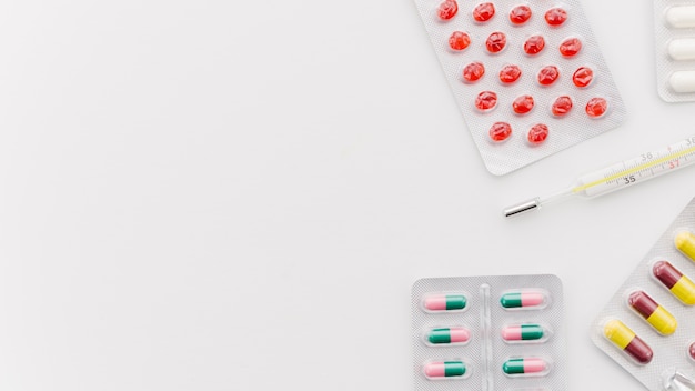 Una vista elevata di pillole colorate su sfondo bianco