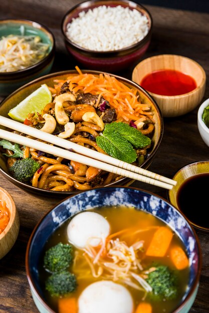 Una vista elevata di thai udon noodles e zuppa con polpette di pesce e verdure