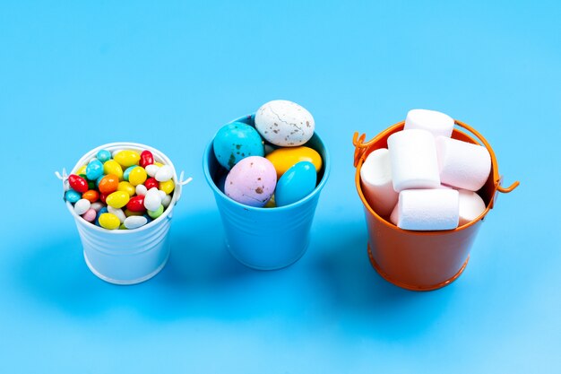 Una vista frontale caramelle e marshmallow dolci gustosi all'interno di piccole immersioni