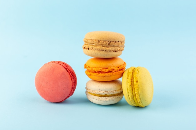 Una vista frontale colorati macarons francesi deliziosi e cotti al forno