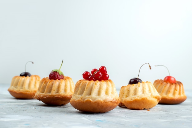 Una vista frontale deliziose torte con biscotti torta di frutti di bosco progettati