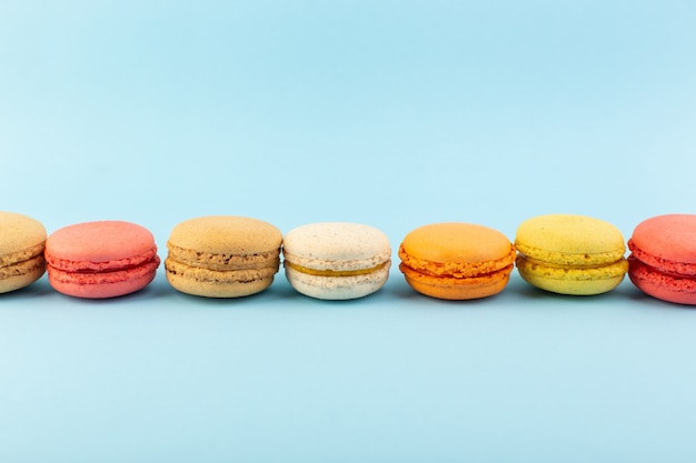 Una vista frontale francese macarons deliziosi e dolci al forno zucchero torta di biscotti