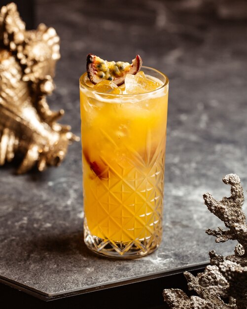 Una vista frontale fresca cocktail freddo e gustoso all'interno di vetro sulla superficie scura con cocktail di succo di bevanda