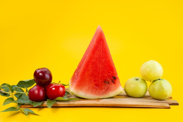 Una vista frontale frutta fresca pastosa e dolce su giallo, colore della frutta estate