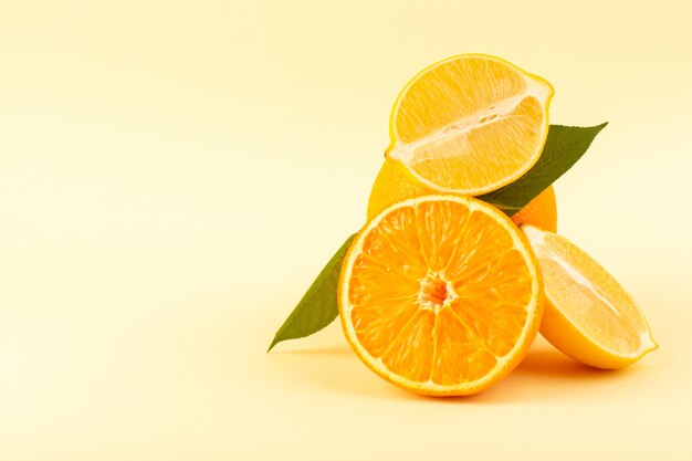 Una vista frontale intero arancio e affettato pezzo maturo fresco succosa dolce isolato su sfondo crema di agrumi arancione