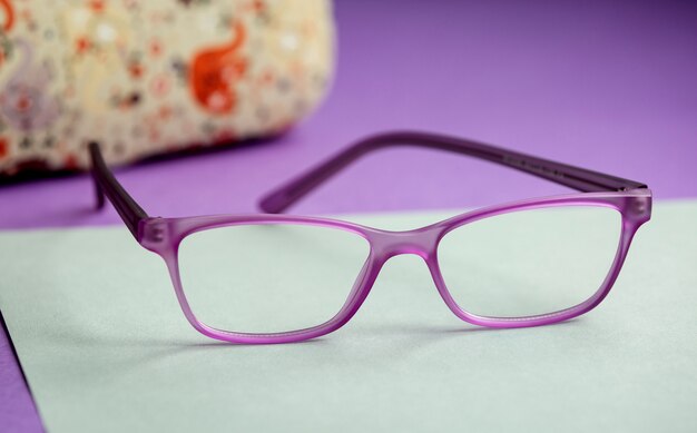 Una vista frontale moderna viola occhiali da sole moderni sul viola