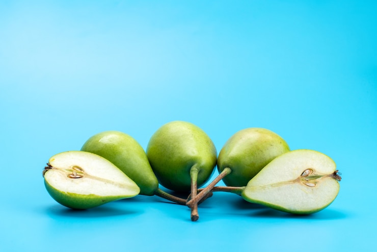 Foto gratuito una vista frontale pere verdi fresche pastose e carnose sul blu, colore della frutta matura